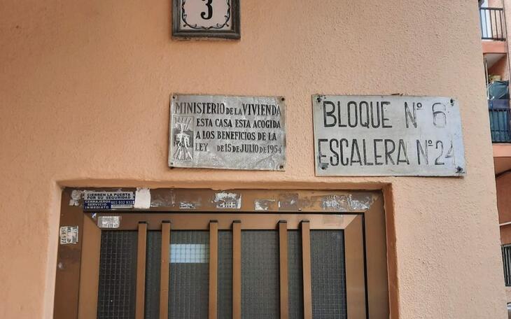 El PSOE reclama retirar las placas franquistas de varios edificios